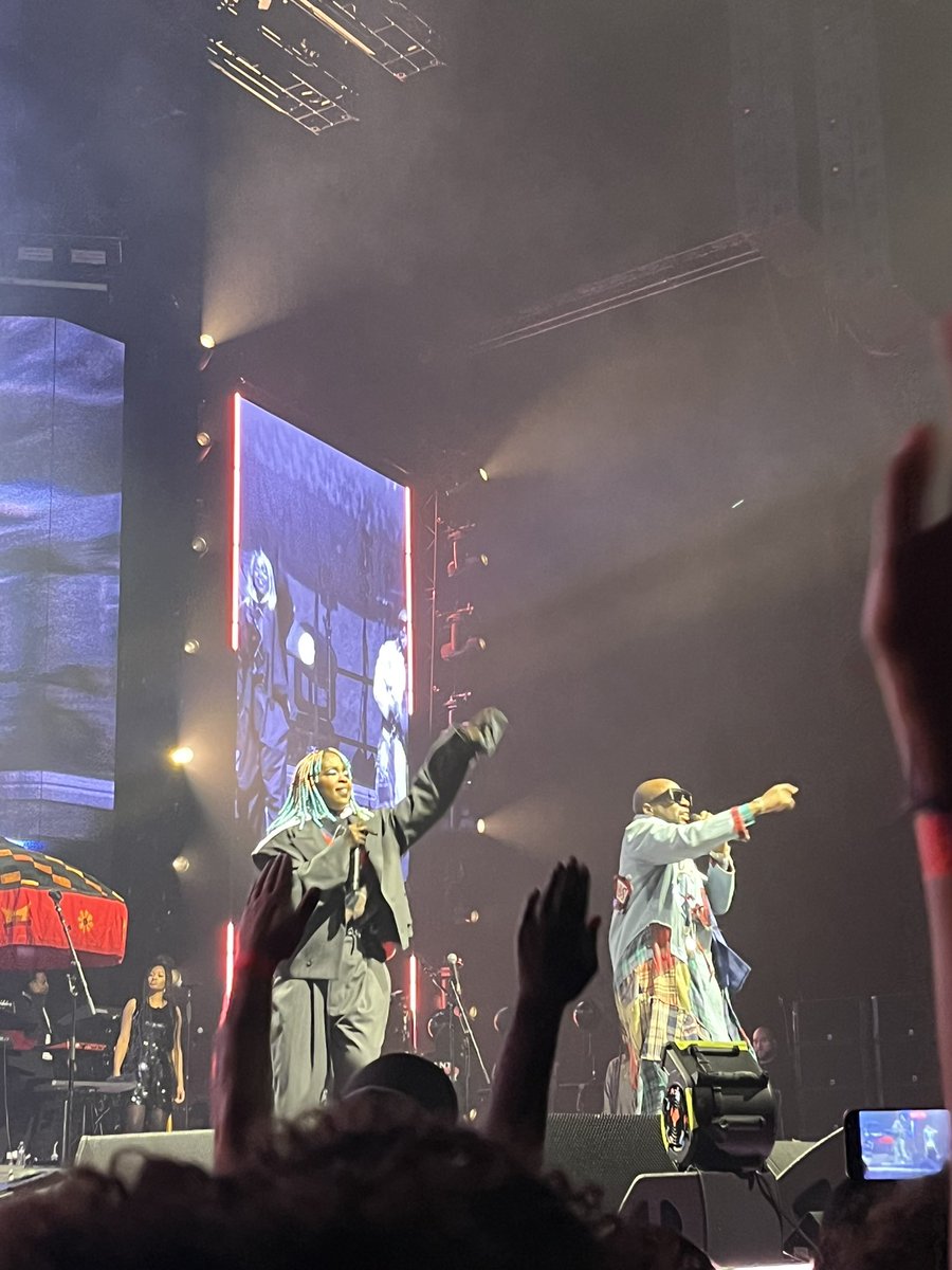 Lauryn Hill a fait beaucoup de rappels aux cultures noires et leurs peuples.
Très ravie de voir sur grand écran, le martiniquais Frantz Fanon (psychiatre et auteur). 
Ce soir c’était le 🔥 à Paris 🇫🇷<a href="/MsLaurynHill/">Ms. Lauryn Hill</a> tu as assuré avec ton équipe cc <a href="/wyclef/">Wyclef Jean</a> ❤️