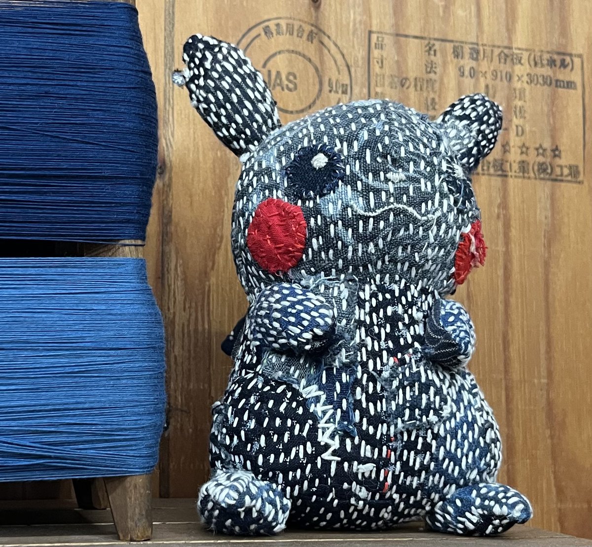 ピカチュウ
刺し子アーティスト@junale
「襤褸(ボロ)の刺し子を縫う」ワークショップに行って来た🚅
その時に出会った先生の作品
このピカチュウに心鷲掴みされた❗️
キミに出逢えて良かった💕

#junsle#鶴身印刷製作所#ピカチュウ#襤褸#ボロ#刺し子