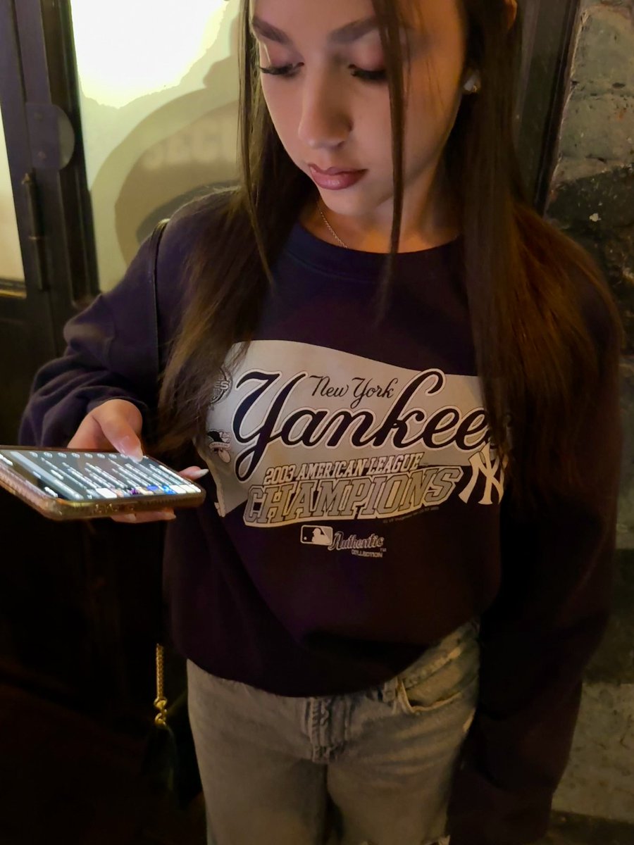 LiLWiL612's tweet photo. #Cheers Lets finish these guys! @Yankees #Postseason #Game5 #RepBX #HudsonHall #DrinkUp #AlwaysReppin #DaddysLitleGirl #GettinGrown π© https://t.co/RhFcRDPX7y