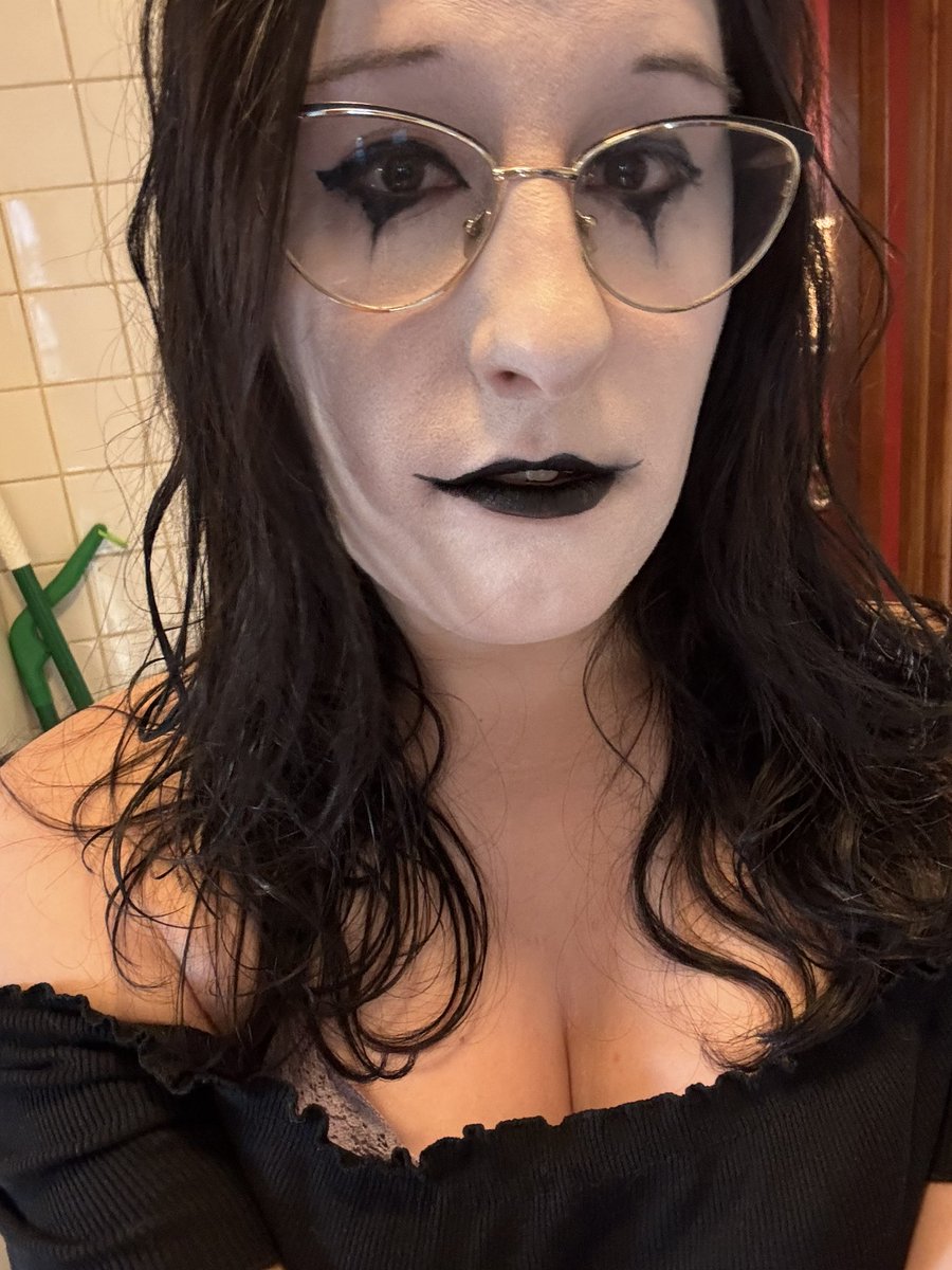 EllieStar2201's tweet photo. Would you fuck me in my clown makeup?#clown #nsfw https://t.co/38tP068xUO