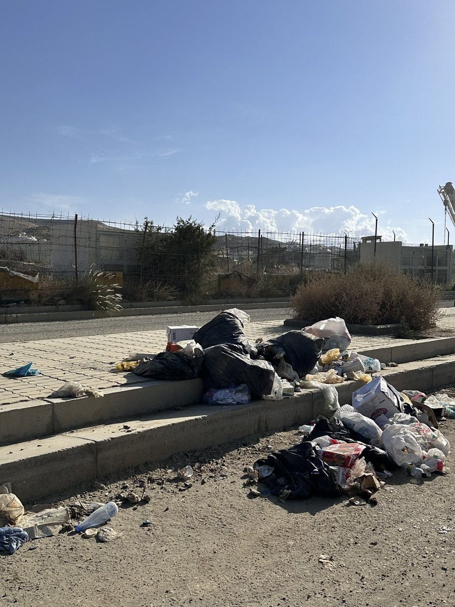 alialhassan09's tweet photo. @vpollution_asir والله العظيم تعبنا من الغبار والزباله في مشروع تلال ابها والحل زفلت وحاويات اعزكم الله https://t.co/jF18RkLMjz