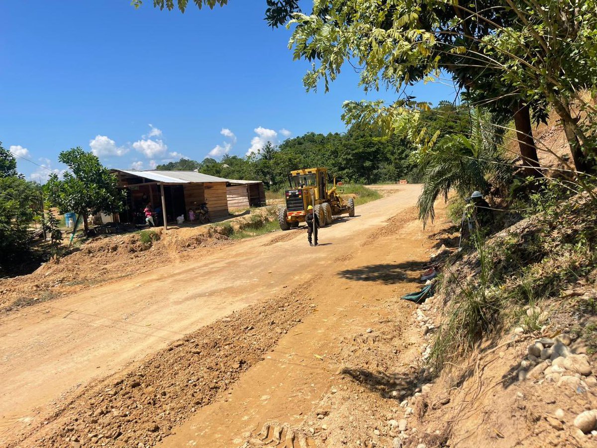 Ejercito_Div2's tweet photo. Con el apoyo del Batallón de Ingenieros de Construcciones Nº 50,  se reiniciaron los trabajos de pavimentación en la región del Catatumbo, en la vía Tibú - La Gabarra en #NorteDeSantander, una carretera que beneficiará a más de 45.000 personas.

Somos #GarantesDelDesarrollo https://t.co/U2VNF3txP9