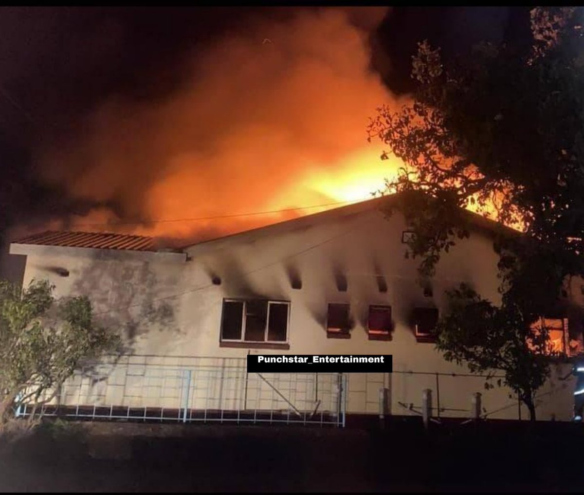 punchstar87's tweet photo. A fire broke out at Midlands State University's main residential area
#msu #midlandsstateuniversity https://t.co/06SBpRvMzO