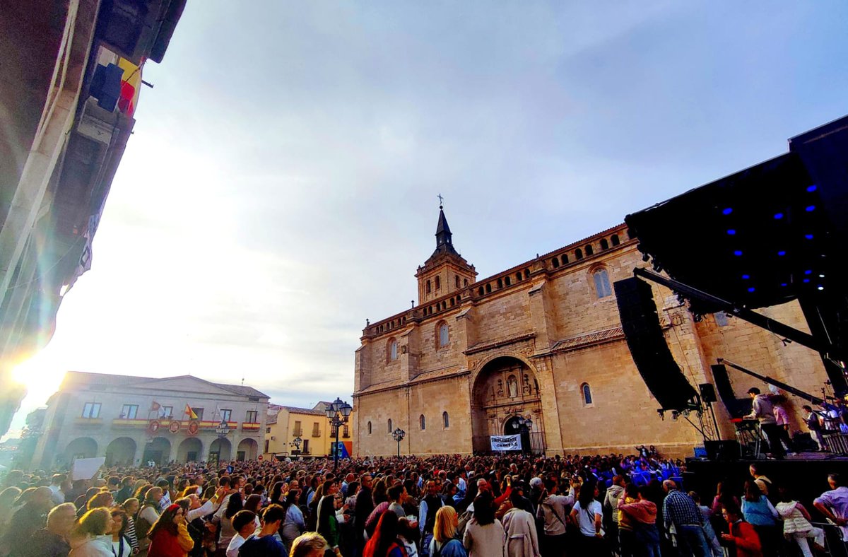 Concierto en la Plaza de Yepes (Toledo), de Hakuna Group Music a beneficio de la <a href="/colegiatayepes/">Salvemos la Colegiata de Yepes</a> .