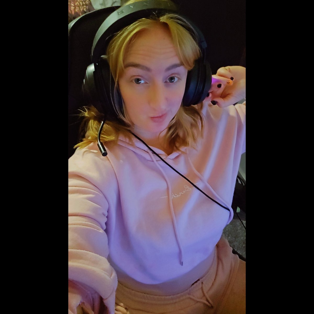 Vulpix2108's tweet image. I've always gone to take my own photo and hated what I've seen. But after a hair cut and maybe by chance I actually like the way I look here.. 💜