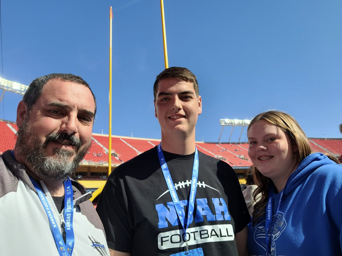 BallingerJags's tweet photo. Had a great time with some #NOAHJaguars at @KU_Football today! https://t.co/644m3y1Cd8