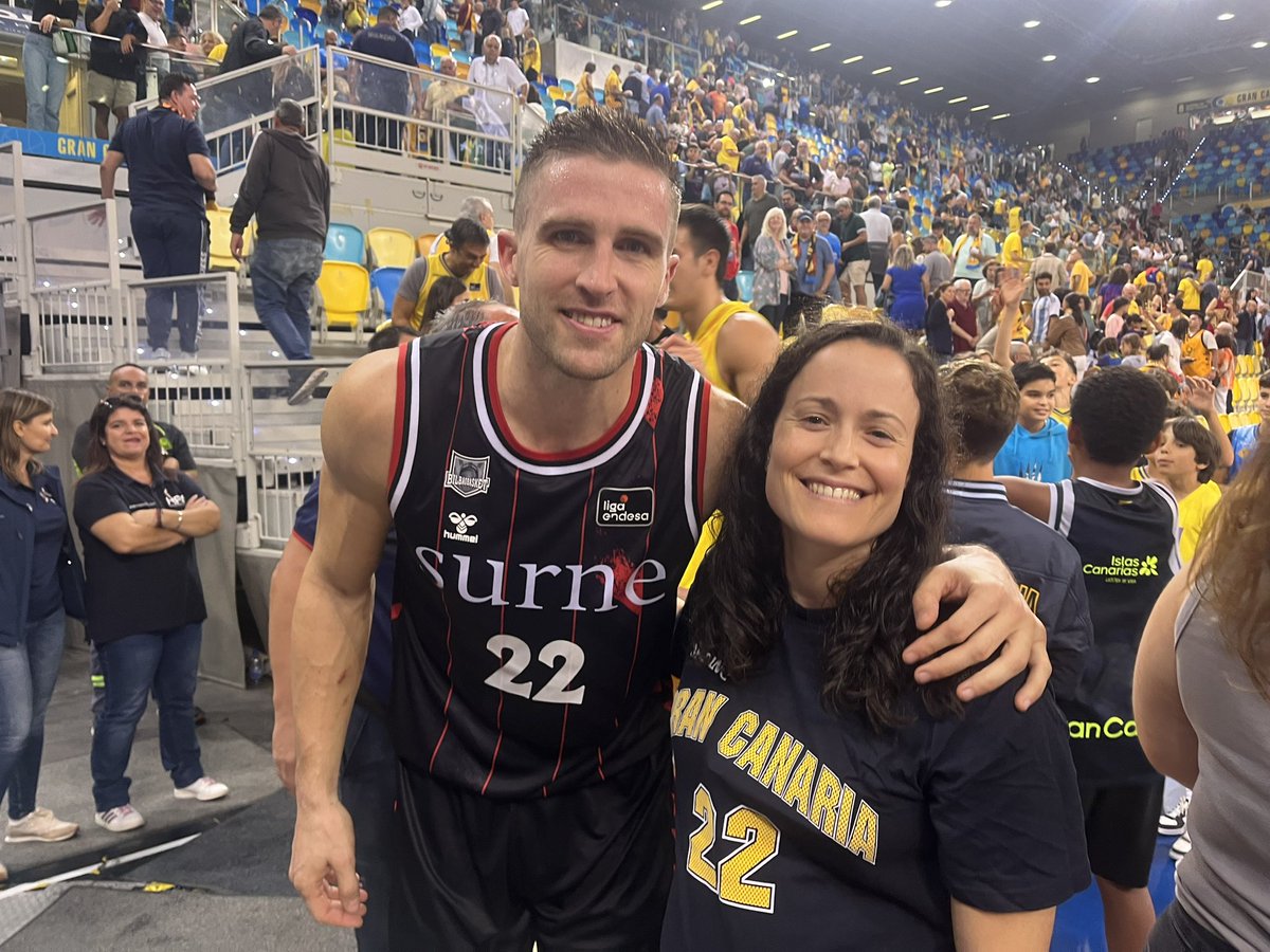 Sara22ll's tweet photo. El cariño que te guardamos en el Granca será para siempre!! 💛💙 Gracias @xavirabaseda22 una vez más por tu amabilidad y mucha suerte en lo que resta de temporada! https://t.co/CmC092U6oM