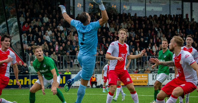 oranjefussball's tweet photo. Das kleine #Spakenburg-Derby ⚔️ zwischen #IJsselmeervogels 🔴 und #VVEemdijk 🟢 endete torlos. Glücklicher Punktgewinn für "De Rooien", da "De Groenen" gaben über weite Strecken den Ton an. IJsselmeervogels hat inzwischen vier Punkte Rückstand auf Tabellenführer DOVO.
#IJSEEM https://t.co/yyN9s6eRec