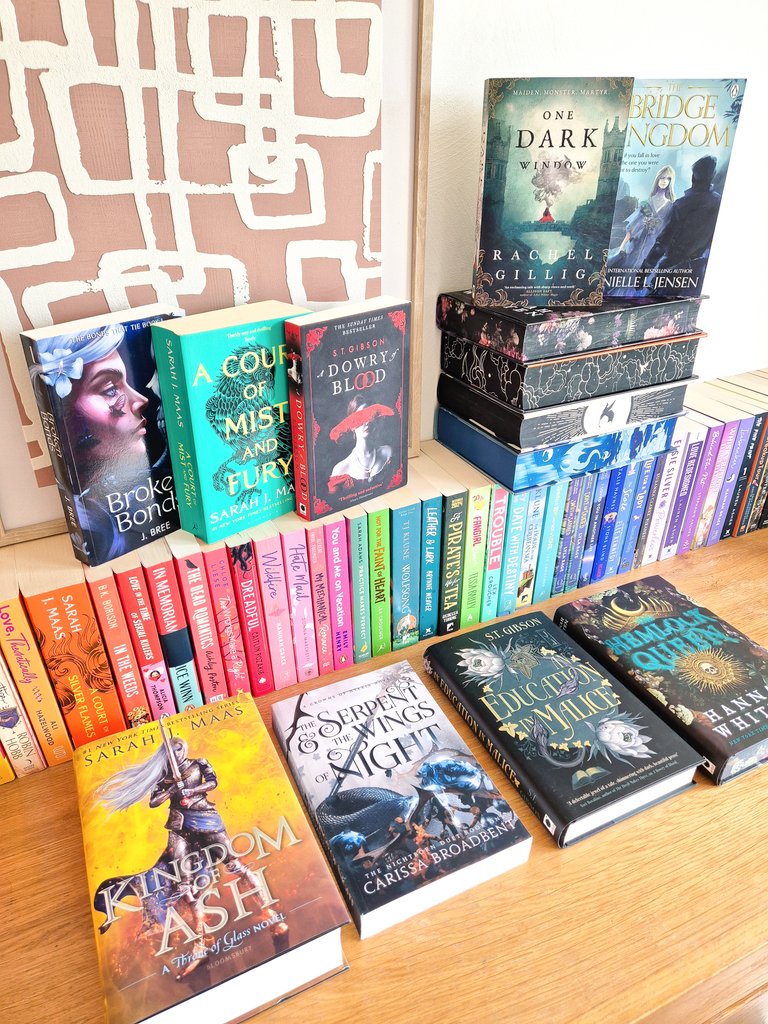 Roxie | The Bookish Bluebird tweet media