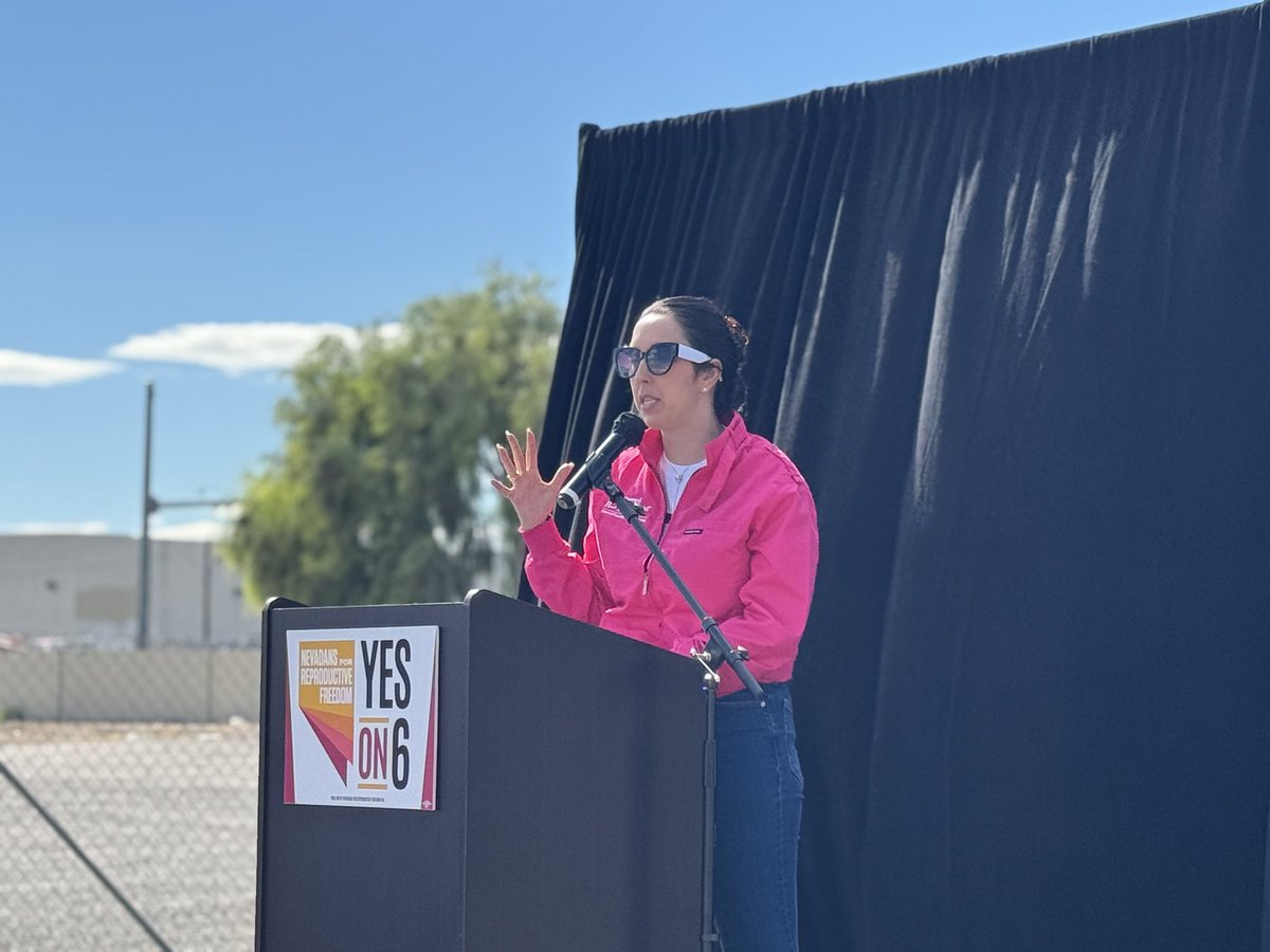 makeroadactNV's tweet image. 🎤  Lindsey Harmon, Executive Director of @PPVotesNevada reminding us today why early voting is crucial—it’s our chance to protect reproductive rights. Don’t wait, vote early and vote #YESon6!