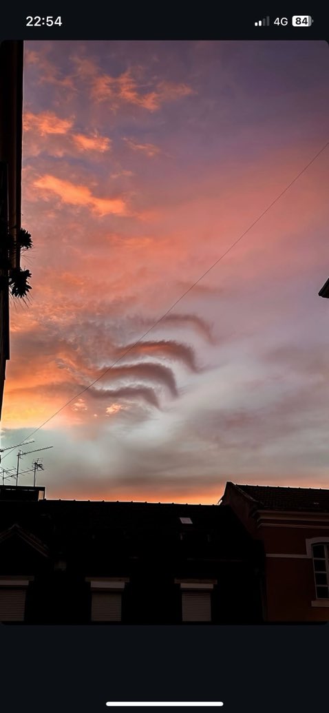ang3lsfly91's tweet photo. mi vengono i brividi.
a me piace credere che queste nuvole non siano una coincidenza.
è con noi, ci guarda da lassù e spero che stia vedendo tutto il nostro amore 🤍🪽 https://t.co/3fXnuGEmeF