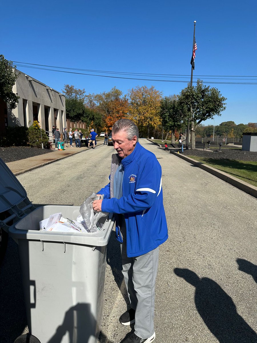 Another successful shredding event in Clairton today with @RepGergely 📑🎃