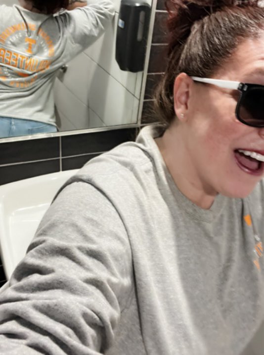 KimberlyMcCann's tweet photo. Reppin my team from FL! 🙌🏼🏈🧡 #VFL #GBO #sec #college #football #saturday #ibleedorange #TN #Vols #VolNation #winners #AL #losers #neylandstadium #knoxville https://t.co/KRLj44FcPP