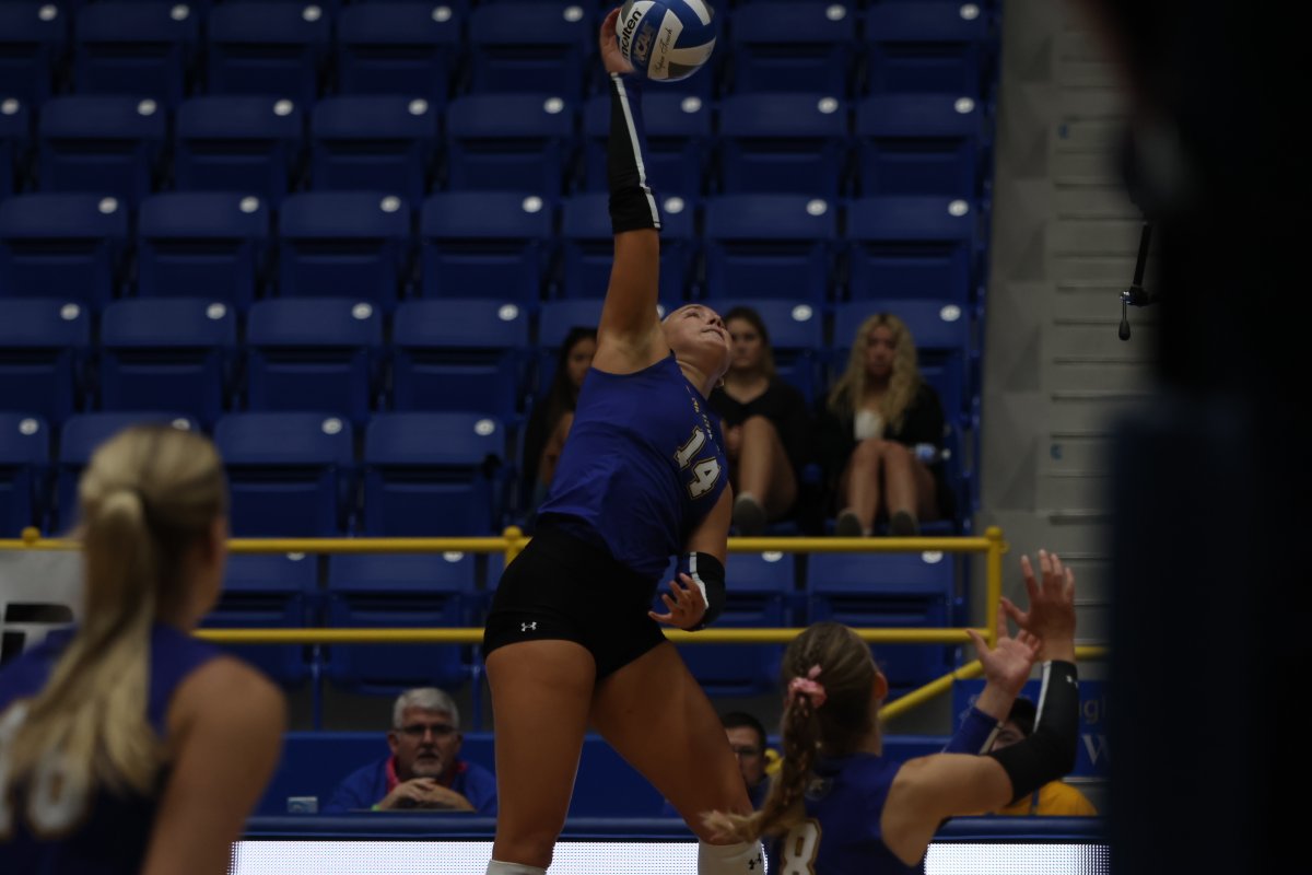 MSUEagles's tweet photo. .@SEMOvb over @MSUEaglesvb 25-14, 25-23, 23-25, 23-25, 16-14. MSU up 11-7 &amp; 14-12 in 5th. ME Hargan 16K/15D, Hollan Everett 14K, Amelia Nott 12K/6B/.320%, Sydney Wyman 11K/.391%, Maycie Welborn 8K, @i_wogenstahl 7K, @sydsennett 32A/12D, @peightonisleyy 24D, @atomic_bommer 26A. https://t.co/fvmLXErRpY