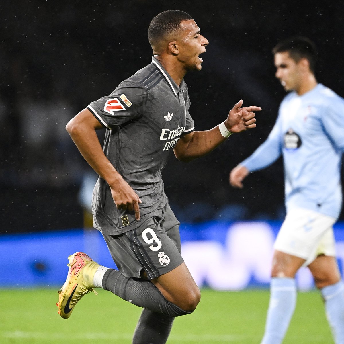 Cr7stianismo_'s tweet photo. Kylian Mbappé lleva 6 goles en 9 partidos de Liga y la prensa dice que está jugando mal.

Lionel Messi marcó 6 goles en 29 partidos de Liga y la prensa le votó para el Balón de Oro.

La doble vara de medir. El relato. https://t.co/LDyojIqAL1