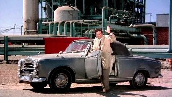 HistoryMttrs's tweet photo. #InspectorColumbo #Peugeot403Cabrio
๐ 'Inspector Columbo'
"Oh, just one more thing..."
His car was a Peugeot 403 Cabriolet 'Grand Luxe' (from 1959 or 1960).
The filmstudio used several models of the Peugeot 403 Cabriolet.
โข Inspector Columbo (1971-2003)
โข Peugeot 403 Cabriolet (1957-1966)
โข R.I.P. Peter Falkย (1927-2011)
#ClassicTVCars #PeterFalk