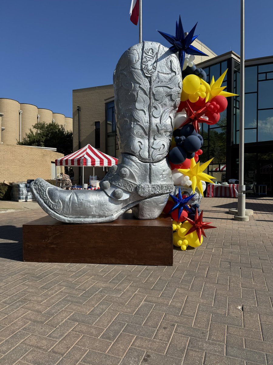 raise_haile's tweet photo. Been working since 8am this morning. More balloon installs today with The Party Girls in Dallas. 🎈🎈🎈#ImExhausted https://t.co/iyVARScYJ7
