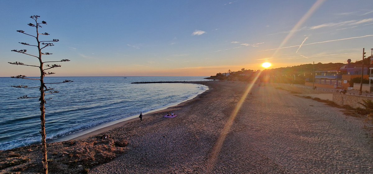 Un poco del atardecer por BCN 
#Barcelona 
#sunset
#playalove