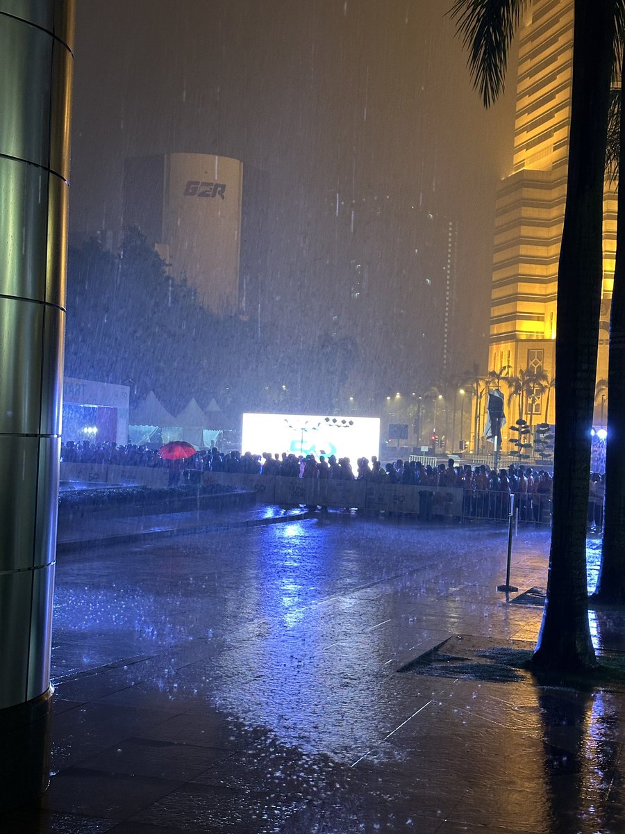 hansaplaster's tweet photo. Raining heavily at the start of the first flag off - 21KM run. Already delayed 10 minutes.  Orchid Run &amp; Ride 2024 https://t.co/PodfvmW0nd