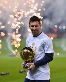 Cr7stianismo_'s tweet photo. Kylian Mbappé lleva 6 goles en 9 partidos de Liga y la prensa dice que está jugando mal.

Lionel Messi marcó 6 goles en 29 partidos de Liga y la prensa le votó para el Balón de Oro.

La doble vara de medir. El relato. https://t.co/LDyojIqAL1