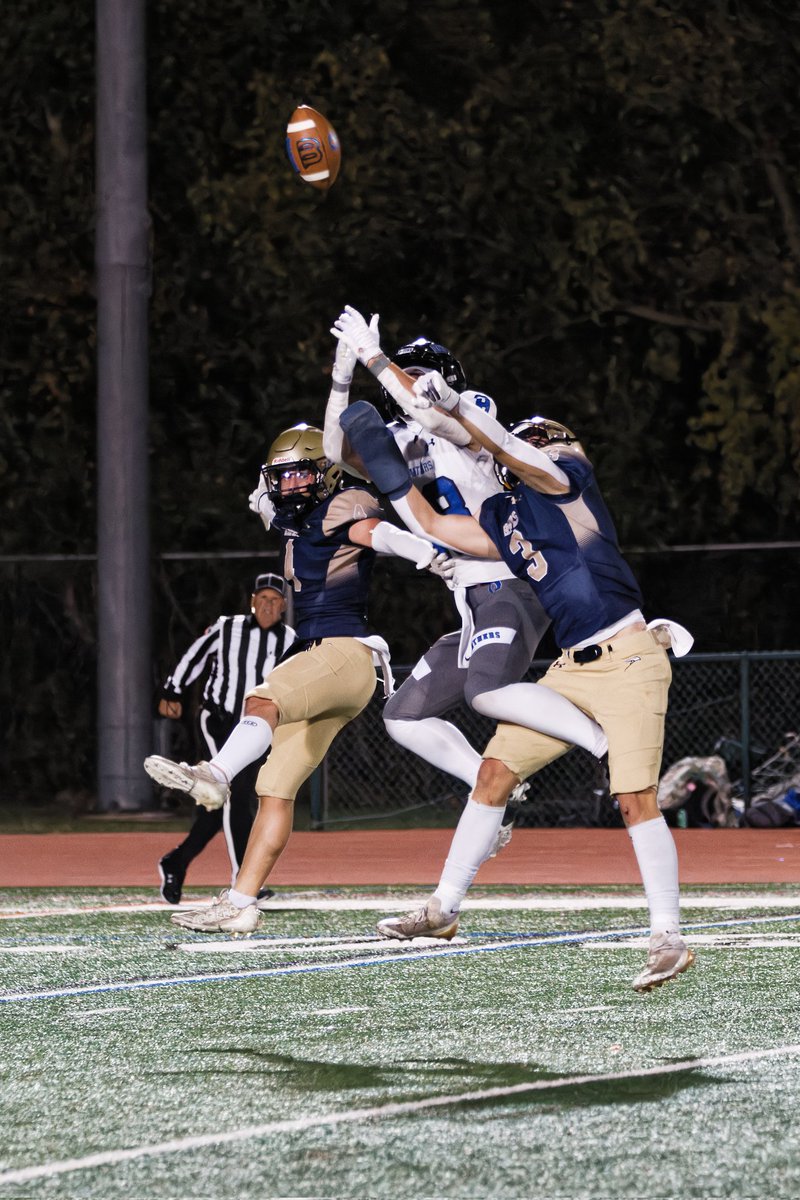 DavidOakill's tweet photo. CRS Golden Hawks vs. Quakertown
#football
#FridayNightLights
#sportsphotography #epafootball #fujifilm https://t.co/4Ejo3RaCCh