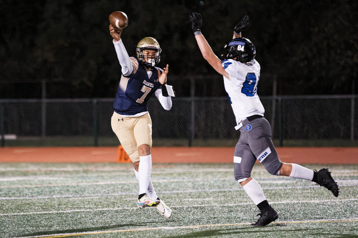DavidOakill's tweet photo. CRS Golden Hawks vs. Quakertown
#football
#FridayNightLights
#sportsphotography #epafootball #fujifilm https://t.co/4Ejo3RaCCh