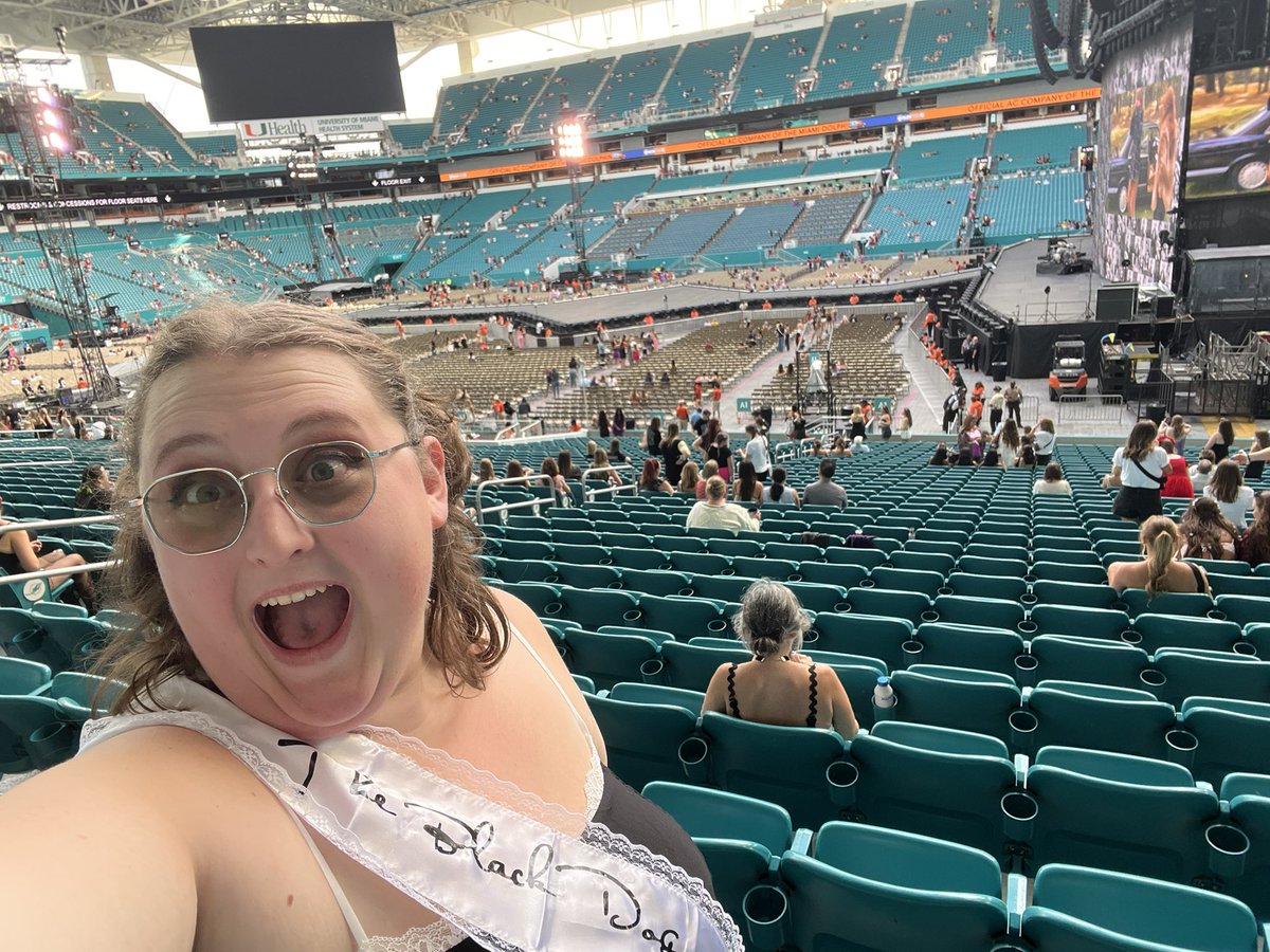Camofbeans1's tweet photo. The black dog reporting for duty at the #MiamiTSTheErasTour with @taylornation13 https://t.co/Klf8XiQzWL