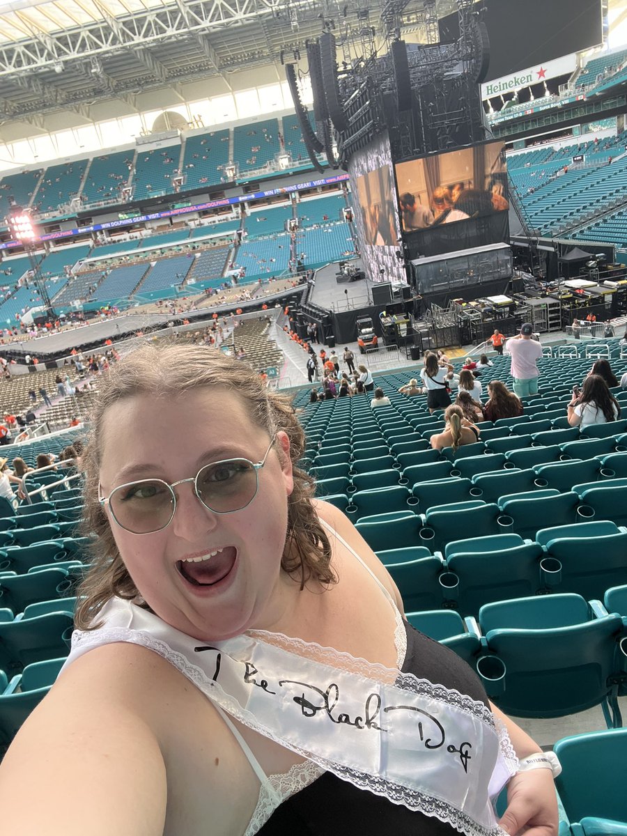 Camofbeans1's tweet photo. The black dog reporting for duty at the #MiamiTSTheErasTour with @taylornation13 https://t.co/Klf8XiQzWL