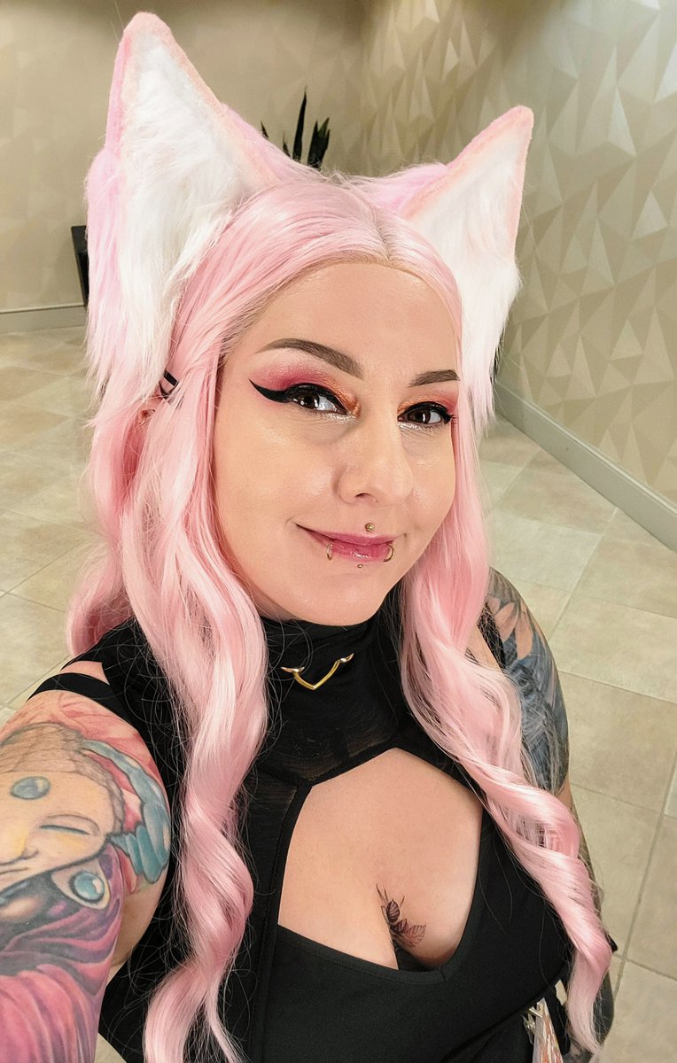TheBloodSeraph's tweet photo. Dressing like my VRChat avatars in public so other nerds will come talk to me.

#nekomimi #catgirl #furry #cosplay #weeabootrash https://t.co/yj6wiYOQcz