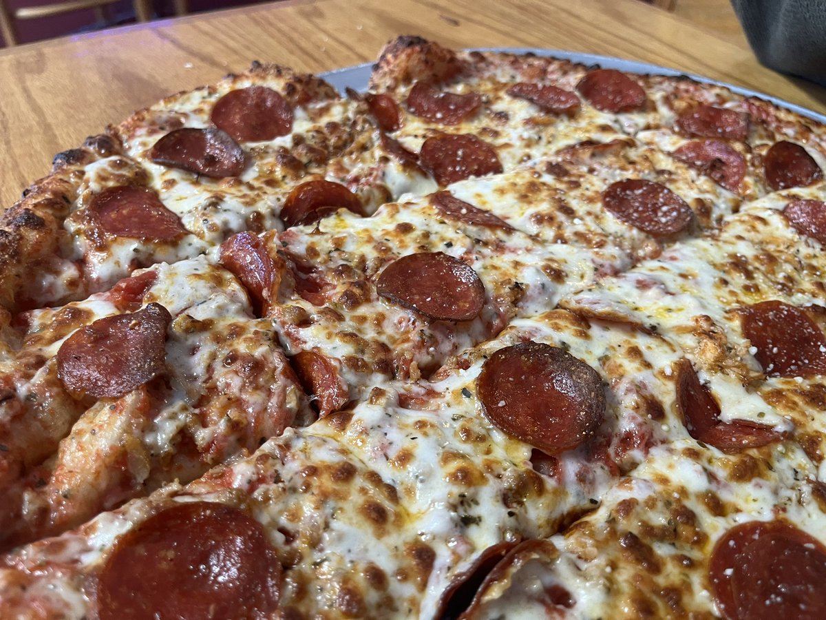WI9LL_Will's tweet image. Bread bites with beer cheese and amazing pizza as always at Charlestown Pizza Company in Charlestown, Indiana. My absolute favorite thin crust! @TheIndianaPizza