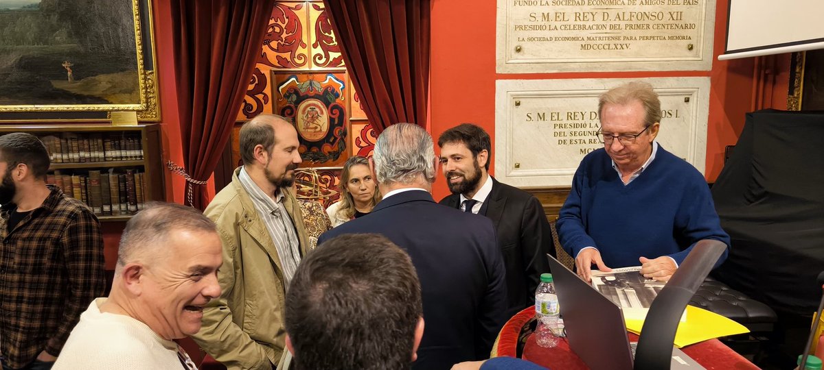 rsemap's tweet photo. @madridcyp @GalianaRgm @ManuelRevilla57 @smorenab @TukkiMadrid @Visita_Madrid @Quinito72 @ExprimeMadrid @Dgomezaragones @metro_madrid @HOSTALPERSAL @Madrid_Cultura @Gacetinmadrid @arquitect_viva @dearquitectos @LibrosCMadrid @JornadaFuenfria @valle_ls @PalaciosRamilo En una atmósfera de hermandad con el pasado, todos los presentes brindamos un merecido homenaje a Palacios, rememorando las mejores veladas en el histórico Salón de Actos de la Matritense.

#SocorreEnseñando
#250AñosMatritense
#150AniversarioPalacios
#Madrid
#MadridOtraMirada https://t.co/CTZQxONBQv