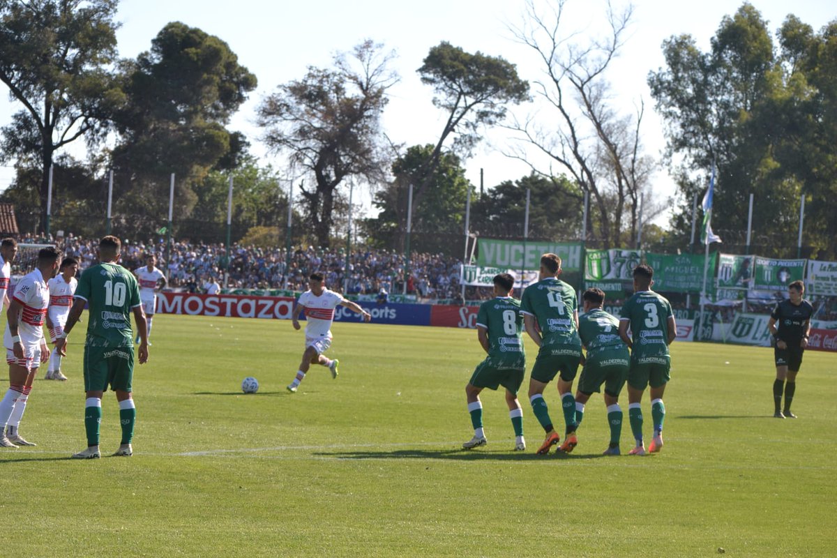 corazon_degallo's tweet photo. #Fútbol ⚽ #PrimeraNacional #ZonaB #F37 #CSMxMOR
Ganó Morón en Polvorines!
Con un golazo de tiro libre de Mariano Bracamonte, a los 48' del primer tiempo, el Gallo volvió al triunfo, para derrotar 1 a 0 a San Miguel, en Los Polvorines.
❤️🐓 https://t.co/yTvpMYaUFU