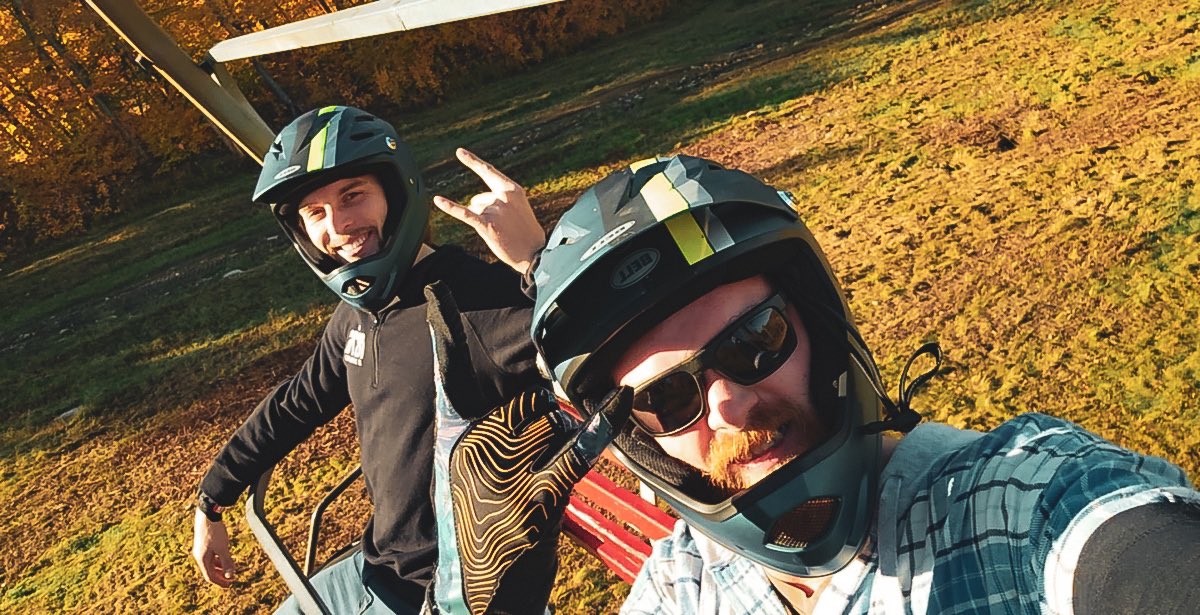 theofficialcar's tweet photo. Just hanging out https://t.co/q1axop5NQd