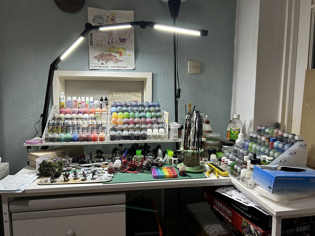 Finally, after 3 months of carnage in the house due to renovations and stuff, finally my painting area is accessible again. Albeit a slightly chaotic desk of partially done bits to work on…