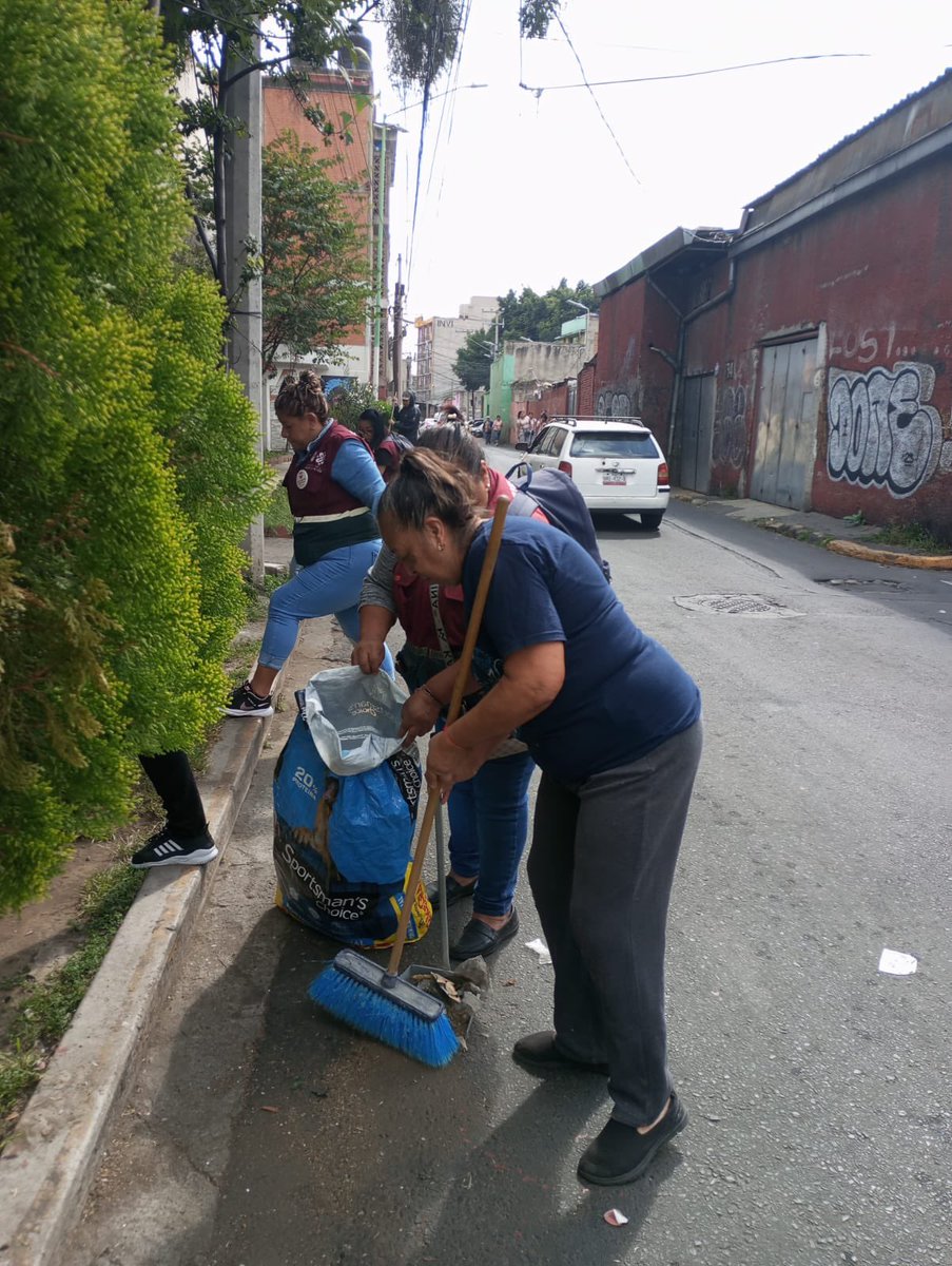 MorenoMarioB's tweet photo. Con el gran equipo de Participación Ciudadana de Miguel Hidalgo, y en seguimiento a dos solicitudes que se hicieron en nuestros recorridos diarios, acudimos a realizar dos Tequios, uno en la colonia Ampliación Torre Blanca y otra en la plazuela de San Joaquín 🦺🧹🫧.

El tequio es una tradición ancestral que se ha practicado en los pueblos indígenas de México, es una práctica comunitaria que consiste en trabajar de forma gratuita para el beneficio de la comunidad. La palabra tequio proviene del náhuatl tequitl, que significa "trabajo" o "tributo. 

Seguiremos trabajando de acuerdo a las instrucciones de nuestra Jefa de Gobierno, @ClaraBrugadaM, haciendo mucho territorio y con una máxima de la izquierda: “ser pueblo, hacer pueblo y estar con el pueblo”.