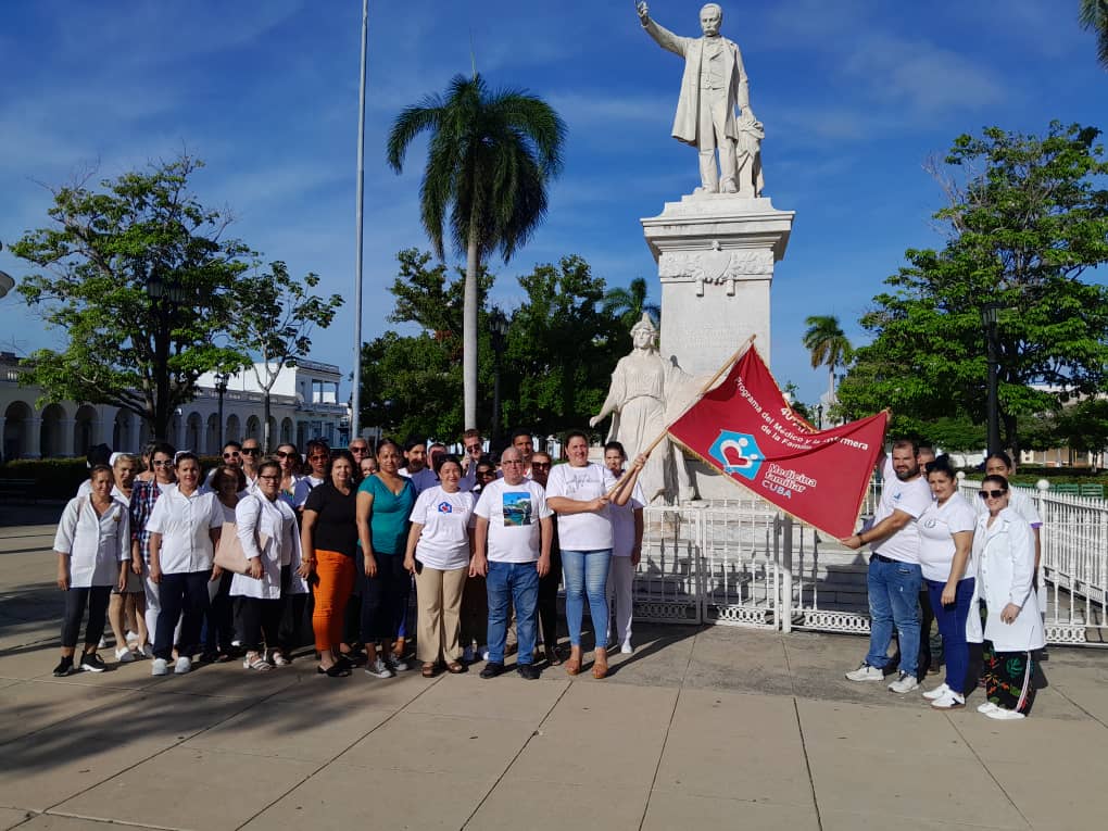 YagenPomares's tweet photo. Que bien por los Cienfuegueros. A pesar de la contingencia energética y la lluvia, nada para la ruta iniciada en el Oriente de Cuba  de la Bandera del 40 Aniversario. 
🇨🇺Vamos por Más y con Todo . https://t.co/VbXuQtTJlB