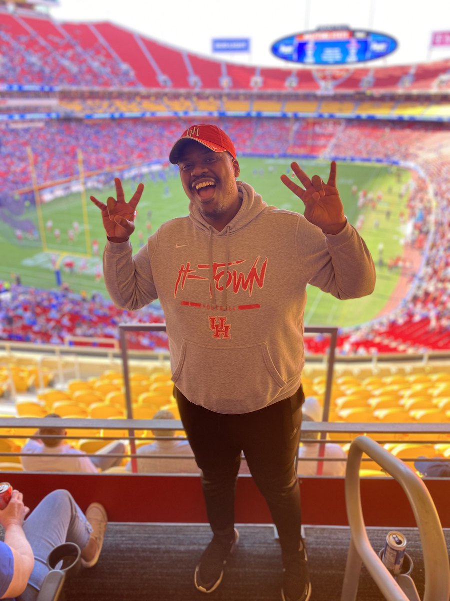 Ed_Jones2's tweet image. Been great watching the players today. Most of the seniors at KU I remember my years with them at KU. Then seeing my alma mater as a fan for first time since 2015 has been good as well. Great to sit here and know I’ve impacted both programs in some way. 

#GenerationalImpact