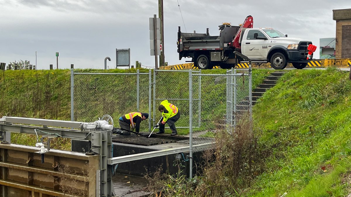 Storm Update 🌧️
Please avoid the following three areas in #RichmondBC due to storm impacts:
1. Blundell Rd (between Gilbert Rd and Minler) is temp closed. Traffic control is on site.
2. No. 6 Rd at Hwy 91 is flooded between the on/off ramps and is closed for safety.
[1/4]