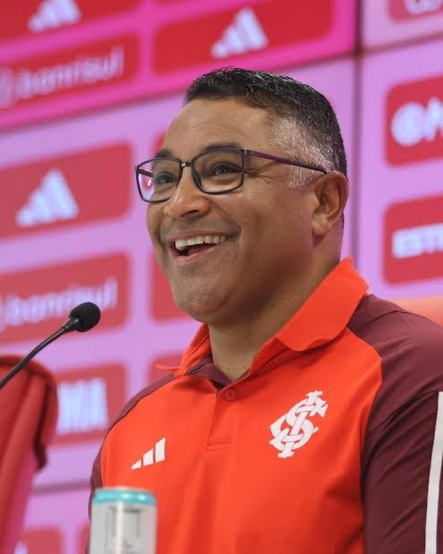 Apaysanado's tweet image. Vitórias em clássicos: 

Roger 1 
Edenilson 0