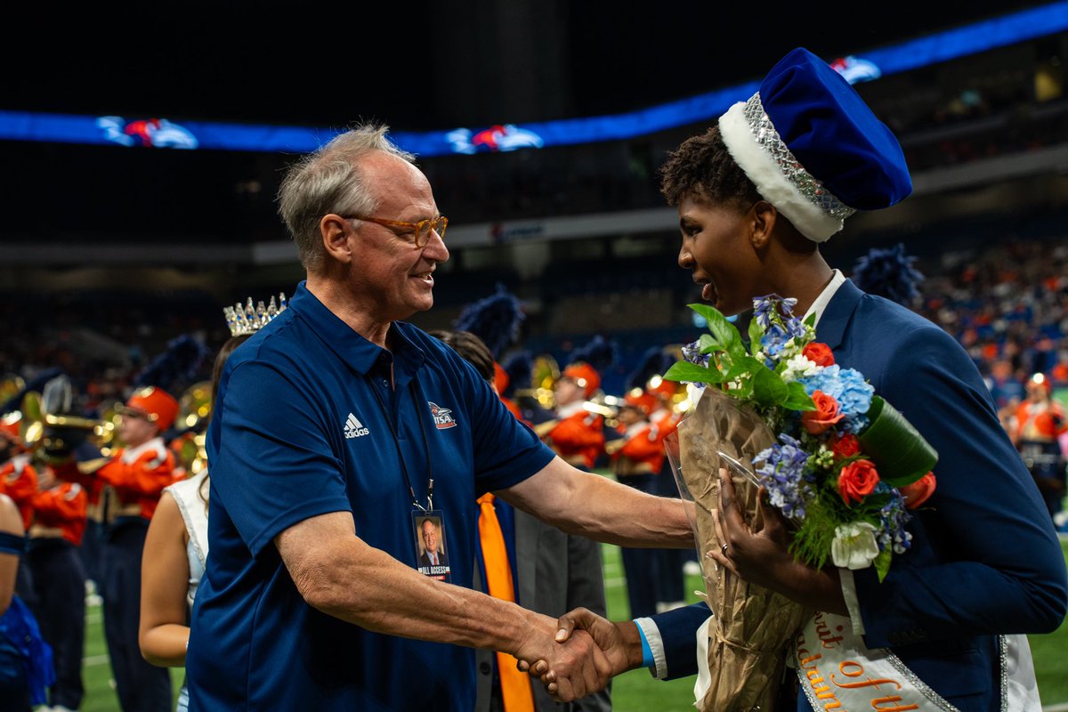 UTSA's tweet image. Meet your 2024-2025 Spirits of the Roadrunner: Russel Ogbor and Alessandro Espinoza 🧡💙

 #UTSA #LetsGo210 #BirdsUp