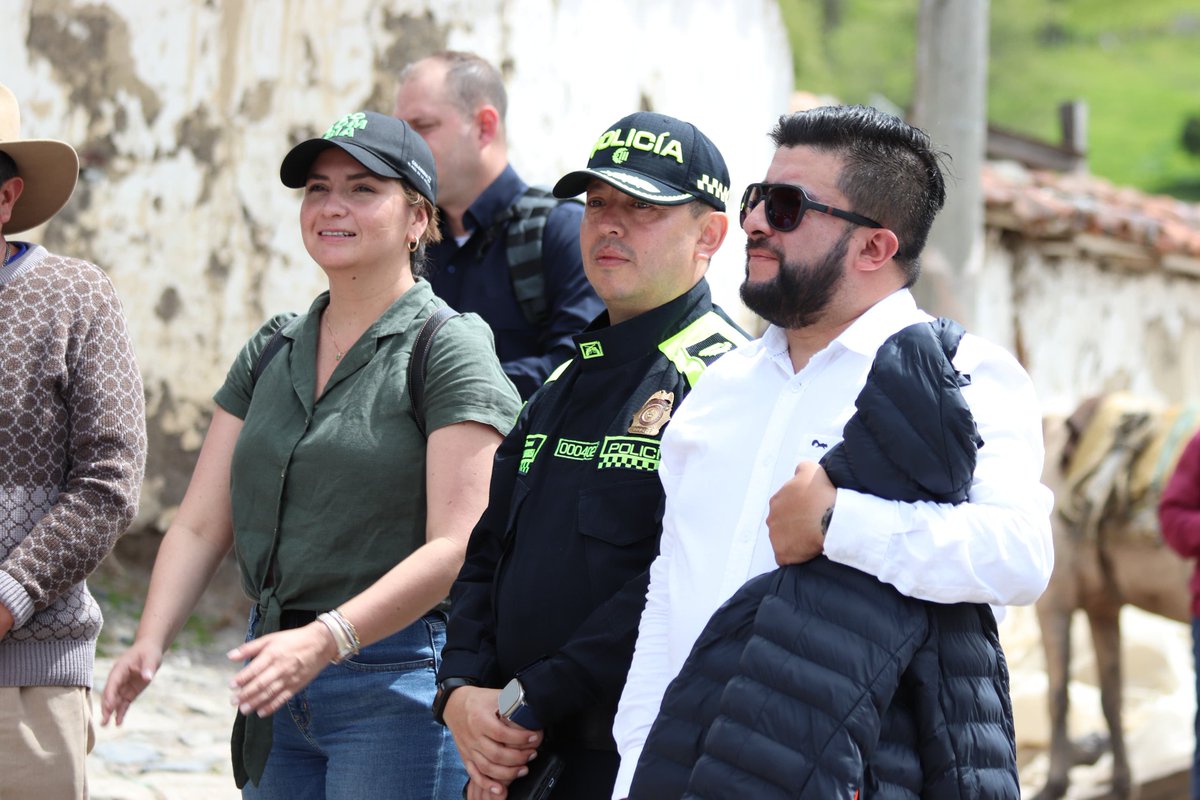 PoliciaBoyaca's tweet photo. #Chiscas. Acompañamos al señor @CarlosAmayaR, Gobernador de #Boyacá, en su recorrido por el departamento, garantizamos su seguridad y reafirmamos nuestro compromiso con la comunidad como garantes de tranquilidad y convivencia ciudadana. #DiosYPatria https://t.co/RBelygHbjR