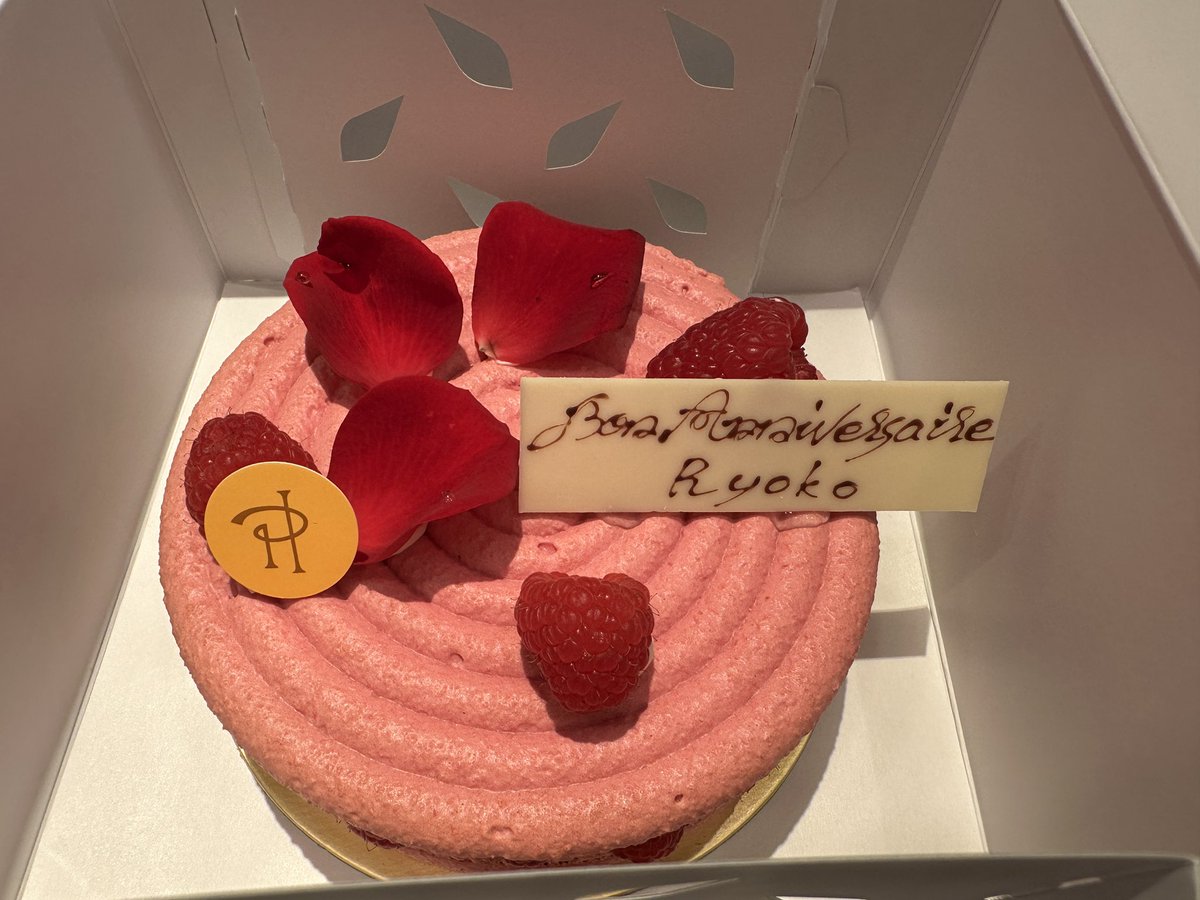 sakimura2018's tweet photo. 生誕祭の関連画像です。
大きなマカロン、花束、ステージを飾った幕、物販会場に飾ったスタンドバナー
Tシャツと幕に使用したイラストは、イラストレーターのmarronさん @who_no_image に描いて頂きました。
横断幕の英文は『Melancholic Night』のソロパートより。
#咲村良子生誕祭2024 https://t.co/crA2t5WwDi