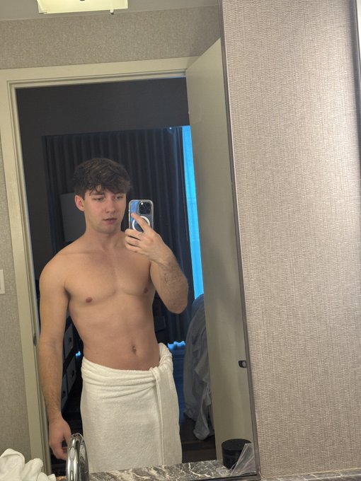 Who wants to take a shower together https://t.co/1rvTanfy68