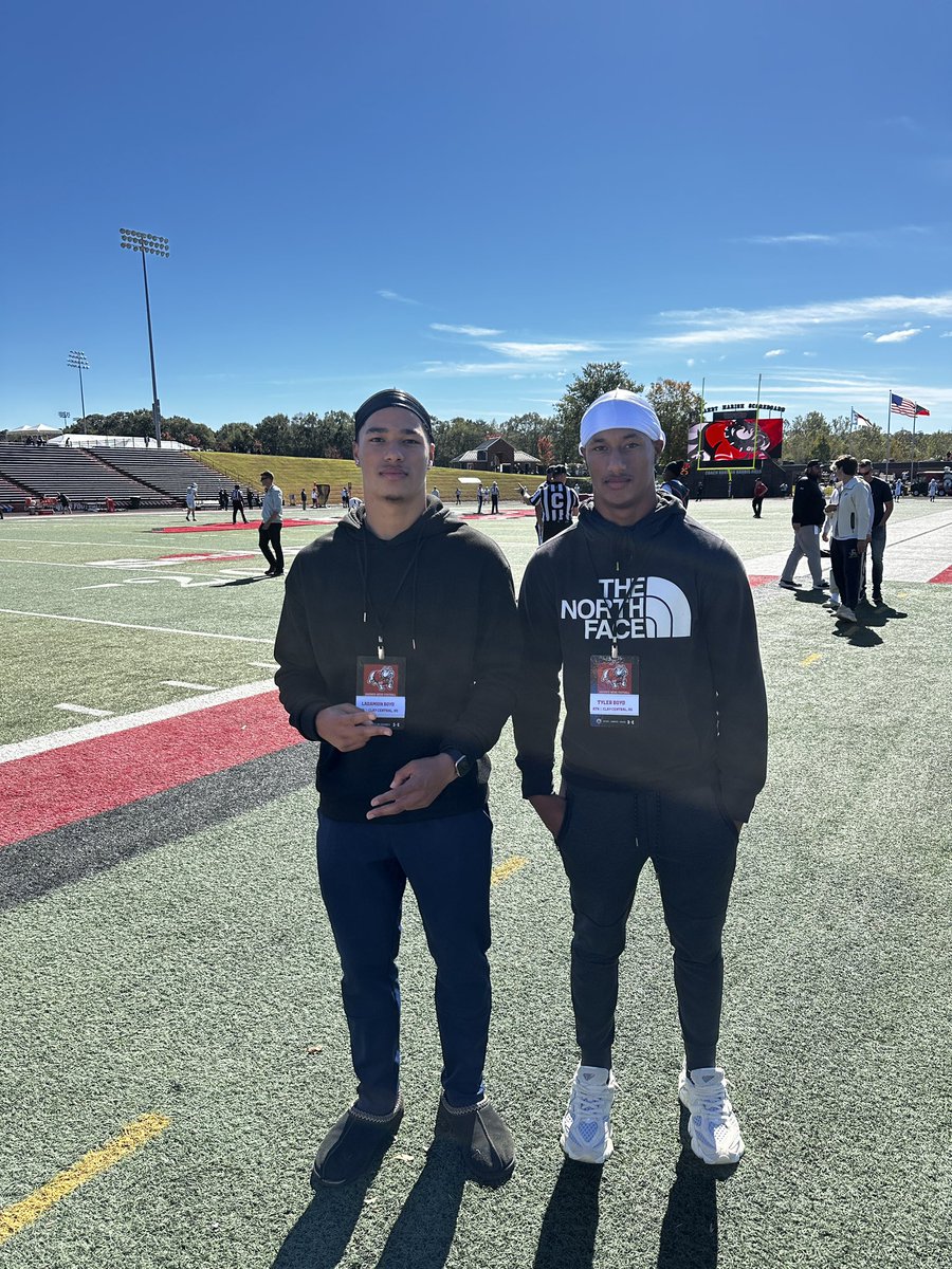 CamPeoples6's tweet photo. Thank you to @Mstout_3 @CoachWalker_M @RealdealTY &amp; Gardner Webb for a Great Game day visit for 2 Outstanding ballers @LadamionB @Tyler_Boyd07 🙏🏽 https://t.co/mpE3YRBkYM