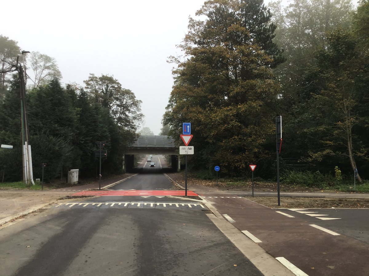 alechat1's tweet photo. L'indice principal est en effet le régime de priorité.
La #cyclostrade (#F204) est prioritaire sur toutes les autres voiries.
Le rétrécissement force aussi les automobilistes à être vigilants et respecter la priorité
https://t.co/ab43uxo9AQ https://t.co/3Y4Q6MzSSF