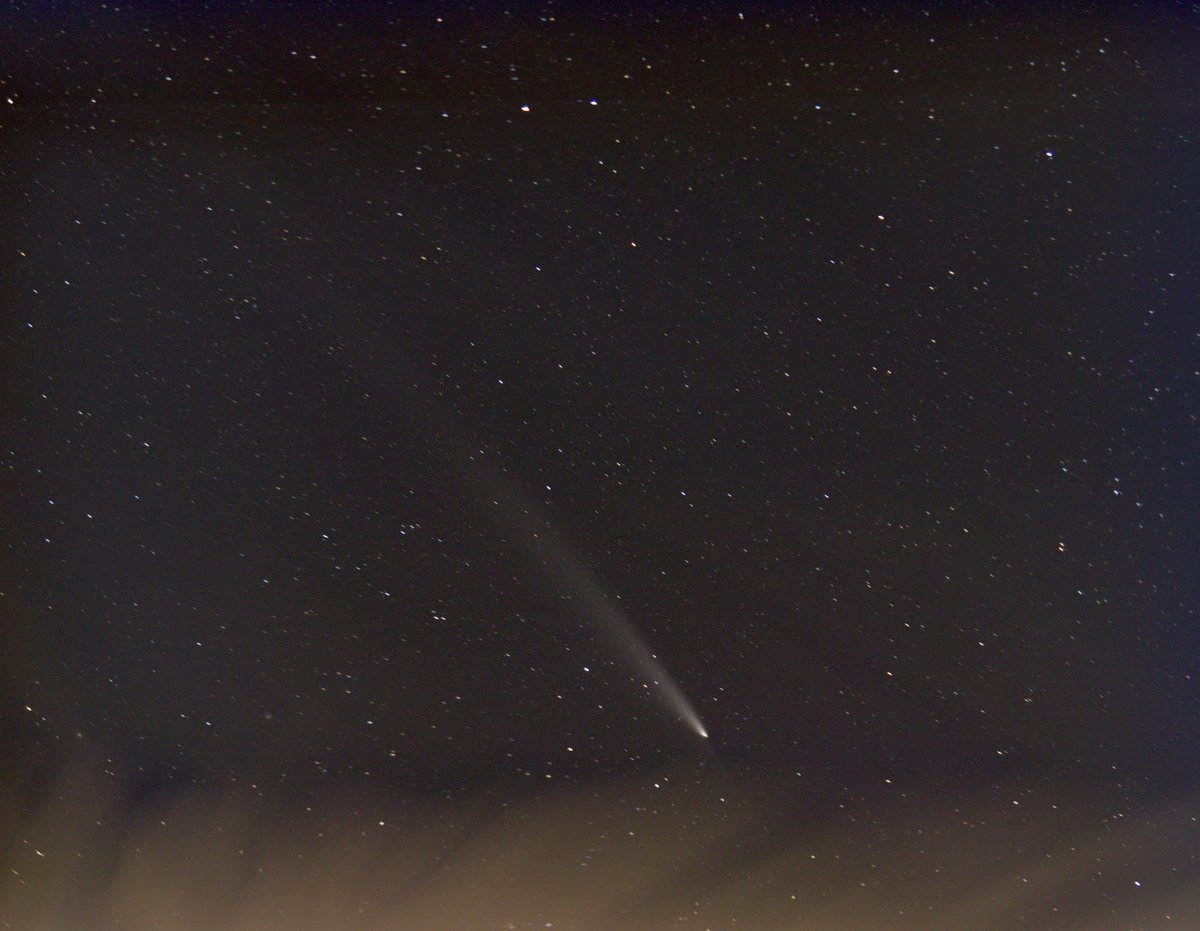 Starglimmerer's tweet photo. Comet C/2023 A3 wide angle image of the full tail, on 19th October.  Anti tail still visible. Clouds came in, so had to cut short.
@C2023A3
#comet #astronomy #FollowTheComet #cometC2023A3 https://t.co/S12mxqWoFX