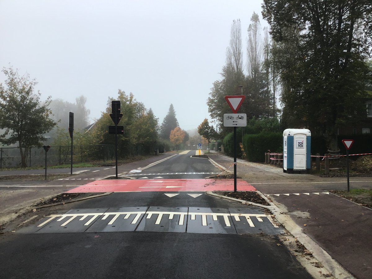 alechat1's tweet photo. L'indice principal est en effet le régime de priorité.
La #cyclostrade (#F204) est prioritaire sur toutes les autres voiries.
Le rétrécissement force aussi les automobilistes à être vigilants et respecter la priorité
https://t.co/ab43uxo9AQ https://t.co/3Y4Q6MzSSF