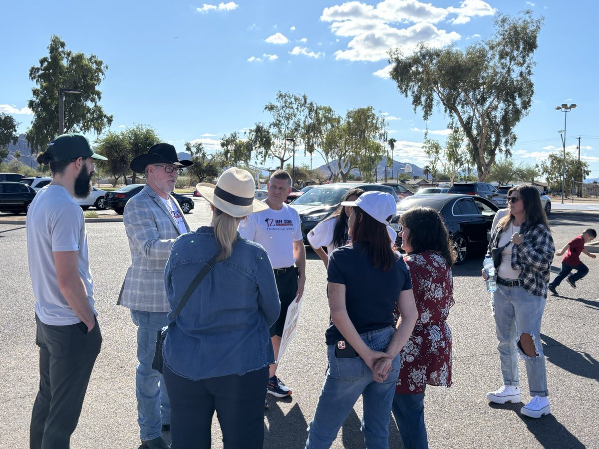 RealLeslieWhite's tweet photo. Jeff Zink talking in the park to voters @JeffZinkforCD03‼️🇺🇸🌵🇺🇸. He got my vote for #AzCD3 ✅ https://t.co/eoTV9wHqX8