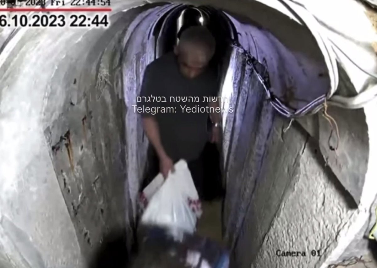 اسرائيل تبث فيديو للشهيد في الأنفاق وتقول أنها تعود لتاريخ ٦ أكتوبر ٢٠٢٣.
تظهر في الفيديو عائلة السنوار، ويدعي الكيان أنه حصل على الفيديو قبل أشهر، السؤال لماذا لم ينشره الكيان فور الحصول عليه، الإجابة في ظني:
أنهم كانوا يتوقعون قتل السنوار في نفق ومن المخطط ربط هذا الفيديو بيوم