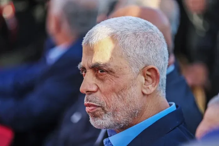 Gen_Abdullah1's tweet photo. اللحطات المؤلمة والأخيرة للسنوار 

عدة ثوانٍ ظهر خلالها المقاوم يحي السنوار وهو يحاول بقطعة من الخشب إبعاد مروحية الدرون الأصغر من حجم الغراب، كانت ترصده وتصوره عن قرب بينما ينظر اليها مصاباً وعاجزاً عن إطلاق رصاصة واحدة لتسقطها، وعاجزاً عن أي حركة ليخفي جسده النحيل ولو بالإمتداد على الأرض وسط الركام، لقد كان مشهد يختصر الماساة ويبين حظ العرب العاثر الذي سلط عليهم جيران سوء لا يأتي منهم إلاّ الأذى والردى والخراب، ومن غير إيران وإسرائيل..

عقود من الزمن وملايين العرب يتساقطون بين قتلى ومشوهين ومثلهم لاجئين بسبب هاتين الدولتين. تاريخ من الخبث والدناءة والحقد والكراهية لكل ماهو عربي. زرعت إسرائيل الجواسيس وايقضت الفتنة بين صفوف الشعب الفلسطيني. وأنشأت ثورة إيران خلايا إرهابية عقائدية من حمقى العرب السُّذج يقاتلون نيابة عنها لتدمير الدول العربية بحجة تحرير القدس، ونصّبت على تلك الخلايا مرضى من العرب وجدت فيهم مواصفات الجنون والغباء والجموح والعمالة. فؤاد المهندس وحسن نصر الله والسنوار والحوثي وغيرهم. تبقى منهم الحوثي والخزعلي وأبو فدك وغيرهم وسيغادرون لا محاله.

هذا المشهد الأخير من حياة السنوار لا يسر حتى العدو الذي يمتلك الحد الأدنى من الإنسانية، مشهد رهيب، وصورة بائسة لا تُشرف العرب أمام العالم والرجل ينزف دماً وينظر بقهر للدرون على مسافة مترين وهو يعلم أنها تنقل صورته وحركة جسده الأخيرة إلى جيش الإحتلال، وقد حصل وعلى الفور تم قصفه بقذائف الدبابات بكل بشاعة في الرأس بينما الواجب كان إعتقاله وعلاجه بناءً على كل الشرائع والقوانين والأعراف. موقف مؤلم يهز ضمير كل من لديه ذرة من العروبة أو الإنسانية.. وليت السنوار مات على غرار قائده الذي أغواه وأطغاه حسن نصر الله حين نفق بعيداً عن الأعين مع أنه لابد وأن صارع الموت ألف مرة قبل النهاية بسبب الإختناق البطيء في ظلمات الدنيا تحت سطح الأرض بعشرات الأمتار.

من الذي سعى وعمل لكي يرى العالم منطقتنا العربية وإنسانها من خلال أسامة بن لادن والبغدادي والزرقاوي وحسن نصر الله و #يحي_السنوار وعبدالملك #الحوثي، والعامري والمالكي وهاشم صفي الدين والملثم ابو عبيدة و #الخزعلي ومن على شاكلتهم؟!.

هل كان يعتقد السنوار وحسن نصر الله أن الهدف من تجنيدهما وتزويدهما بالمال والسلاح ووسائل حفر الأنفاق هو لأجل تحرير القدس؟، وهل حقاً كان الرجلين مصدقين أنهما سيفعلان؟!، إذا كان كذلك فهما فعلاً مصابين بخلل عقلي. الحوثي اقل منهما وعياً ومعرفة ولا يزال حياً وليته يُخْضَع لعملية فحص عقلي لنعرف هل هؤلاء مجانين كان يجب علاجهم!.

ياترى هل الله تعالى يسأل الأن السنوار و #حسن_نصر_الله عن عدم تحرير القدس وعن نجاح أو فشل مشروع تصدير ثورة #الخميني ووحدة ساحات الشيعة والإخوان؟، أم سيسألهما عن مقتل 100 ألف مسلم أغلبهم أطفال تسببا عمداً بإعدامهم ظلماً وعدواناً بسلاح الإحتلال الإسرائيلي الذي لا يرحم كبار السن والنساء والأطفال والمرضى طالما أنهم عرب!.
#السنوار "رحمه الله"واضح أنه كان ضحية ولديه مشاكل مبكرة، أختطفوه الأشرار وخدعوه لكي يكون هو وسيلة تعذيب وموت ملايين الضحايا وتخريب غزة والمنطقة.. لله الأمر من قبل ومن بعد.